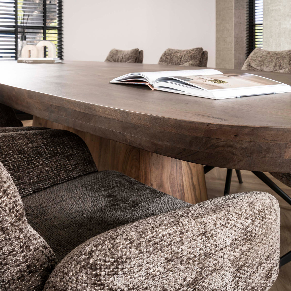 Spisebord Verdi dansk oval 300cm / Massiv brun akacie