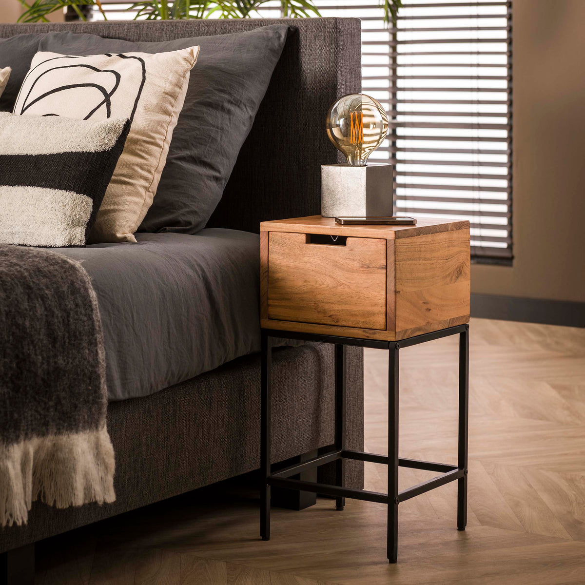 Mesita de noche Slim XS con 1 cajón / Acacia maciza