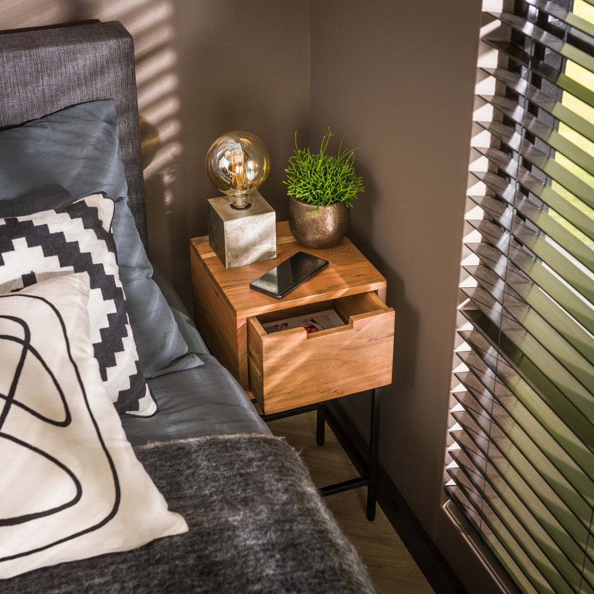 Mesita de noche Slim XS con 1 cajón / Acacia maciza