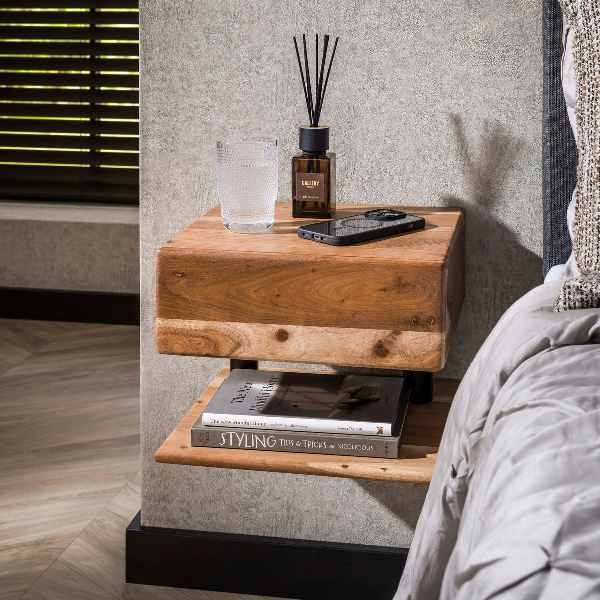 Atrium bedside table with 1 drawer / Solid acacia