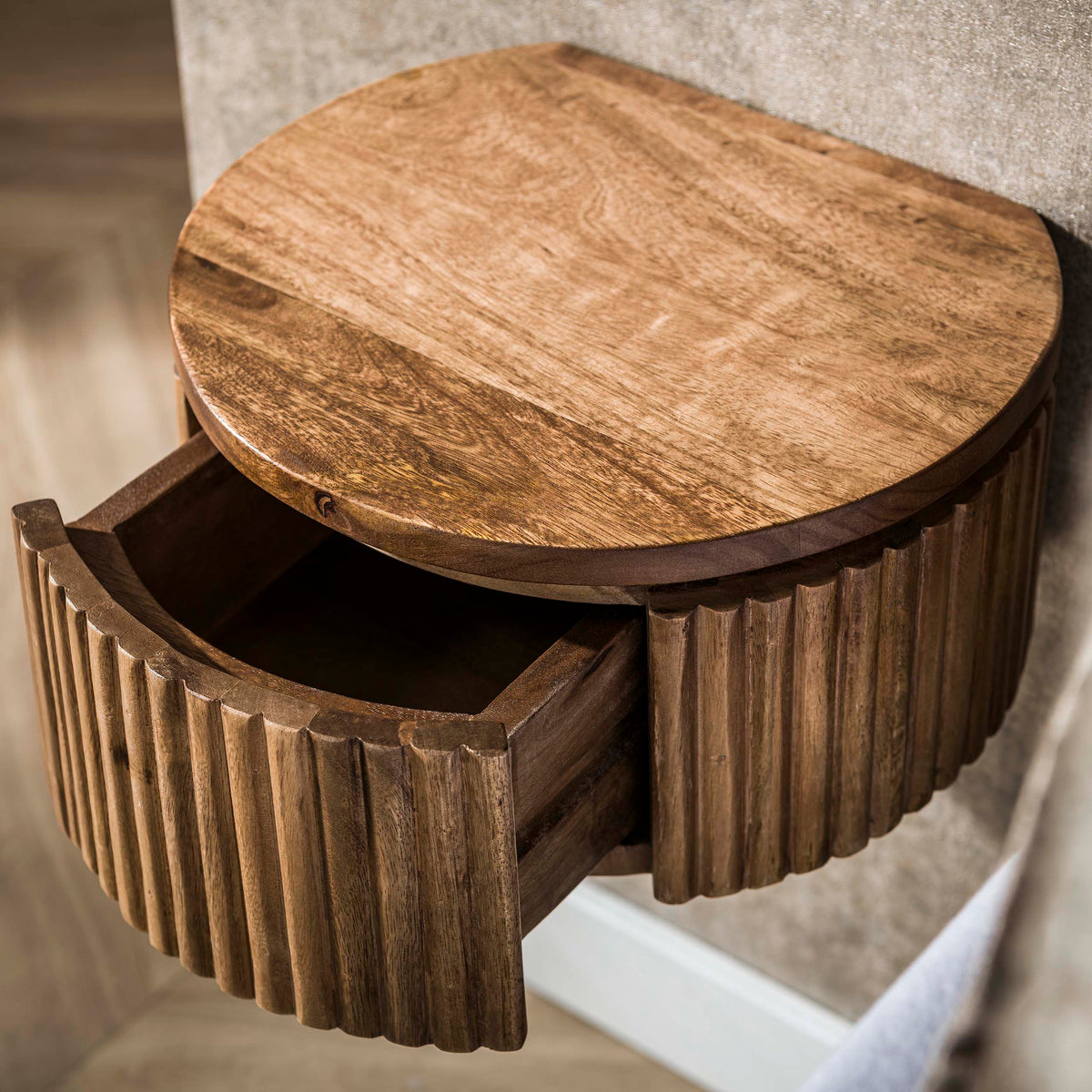 Sängbord Flow XS runt svävande 1 låda / Massivt mangoträ sand