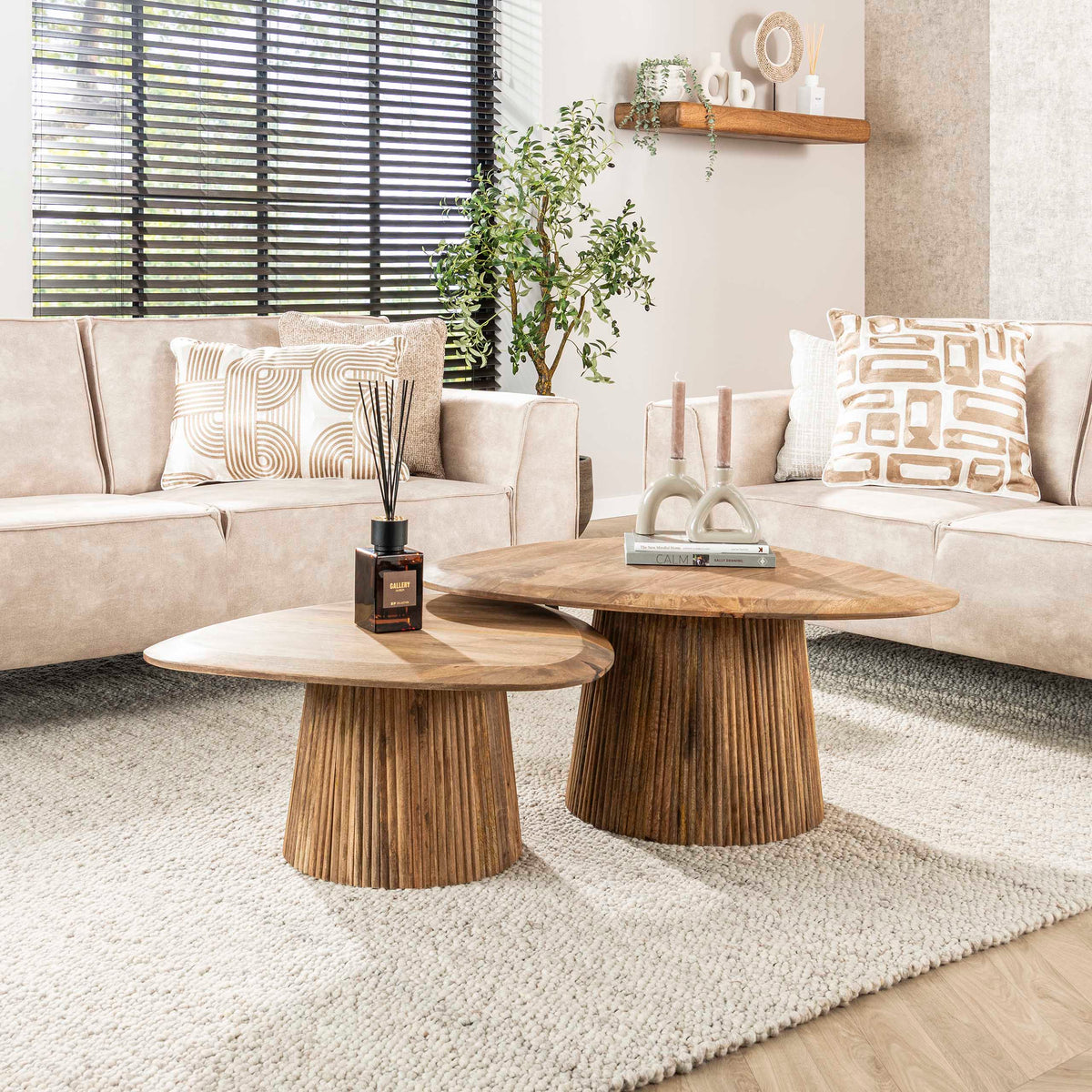 Flow triangular coffee table set of 2 / Solid mango sand