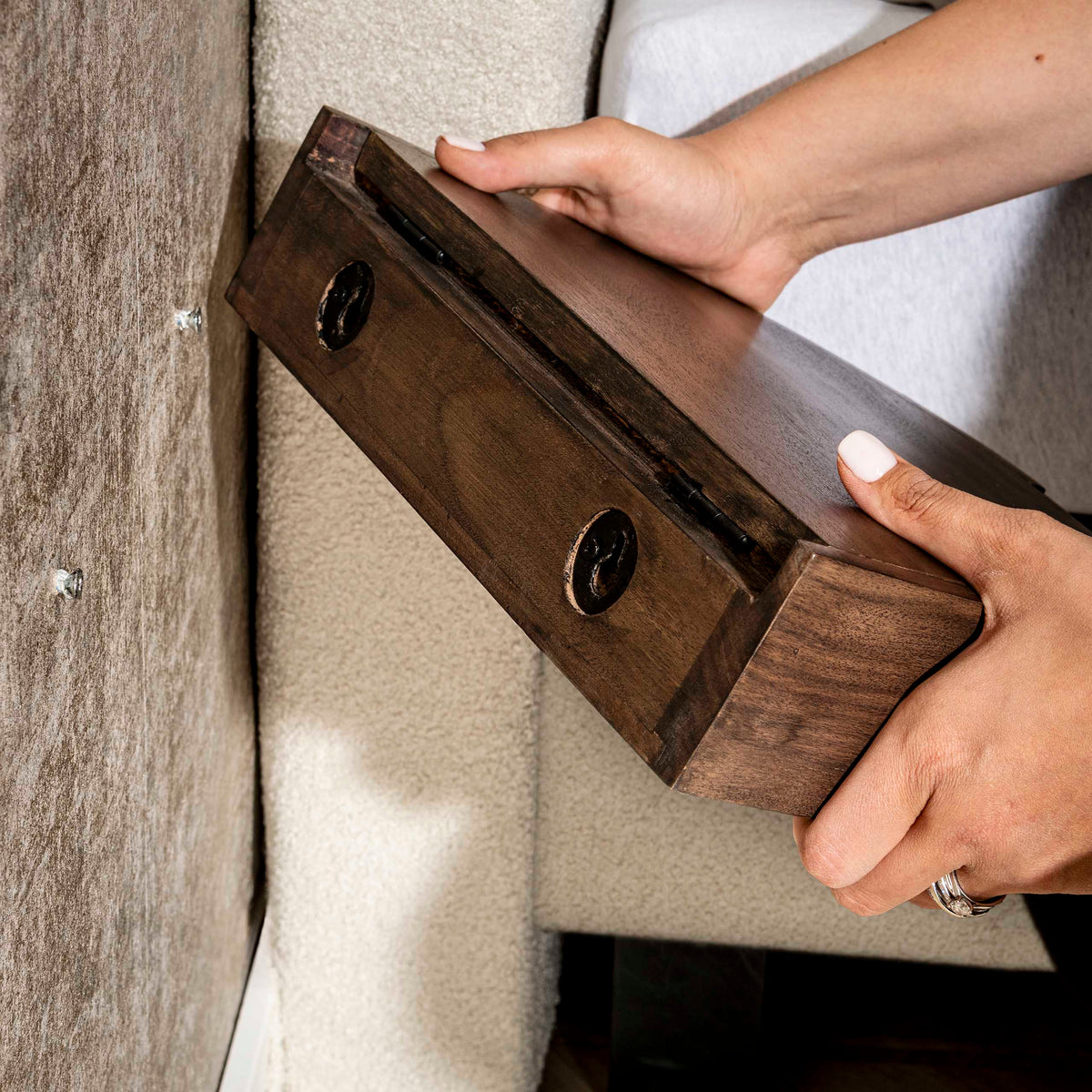 Mesita de noche Curveo flotante, 1 cajón, embalado en juegos de 2 / Acacia maciza glaze brown