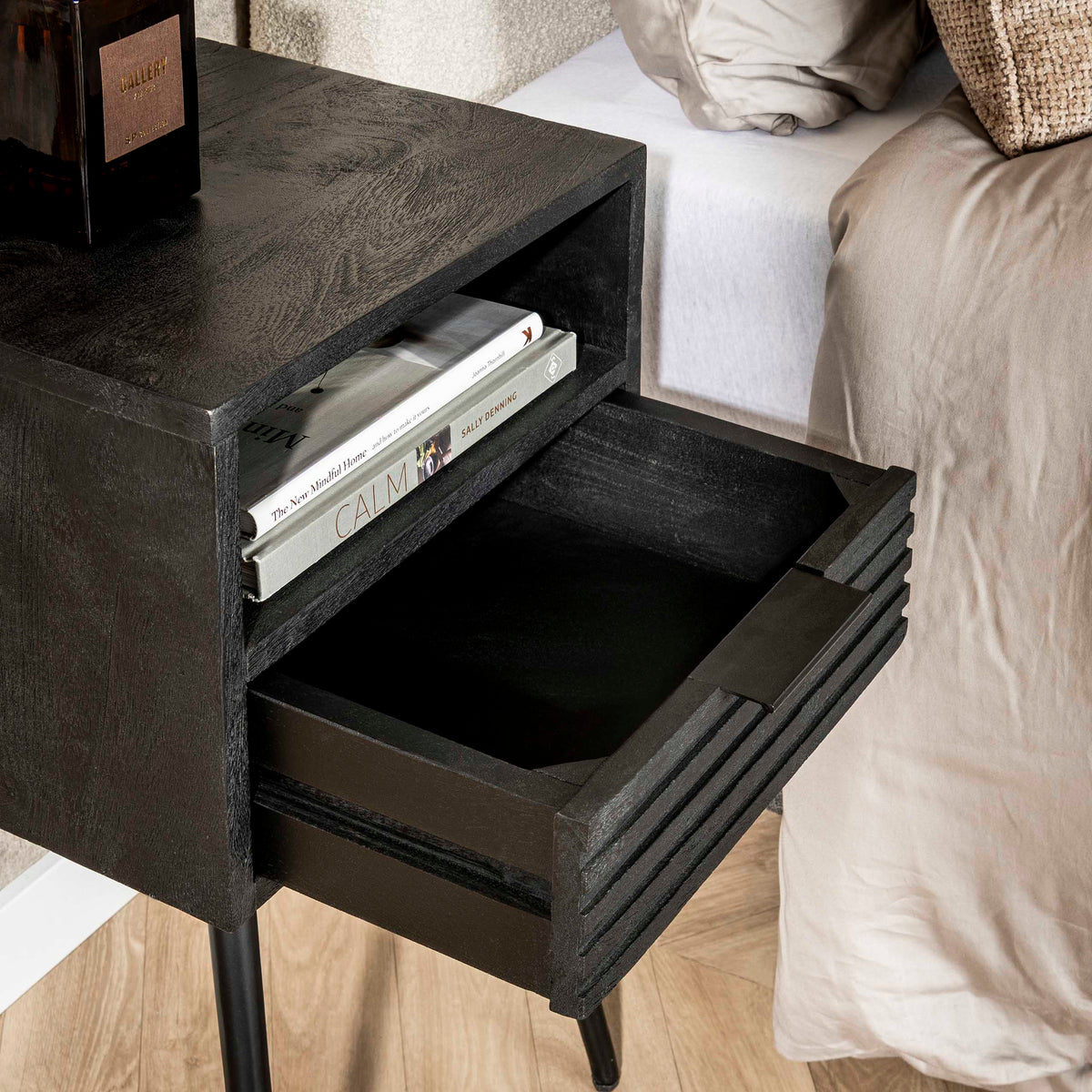 Mesita de noche Bay con 1 cajón / Mango macizo negro
