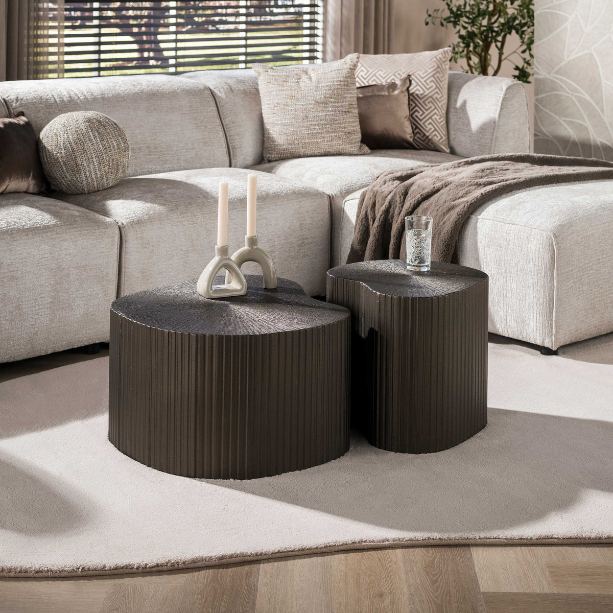 Mesa de centro Amara Ray con forma de riñón, juego de 2 / Bronce metal líquido