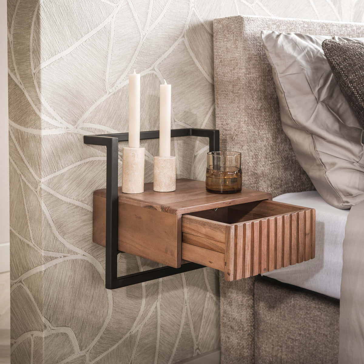 Sängbord Linea Flow XS med 1 låda / Massiv akacia brun