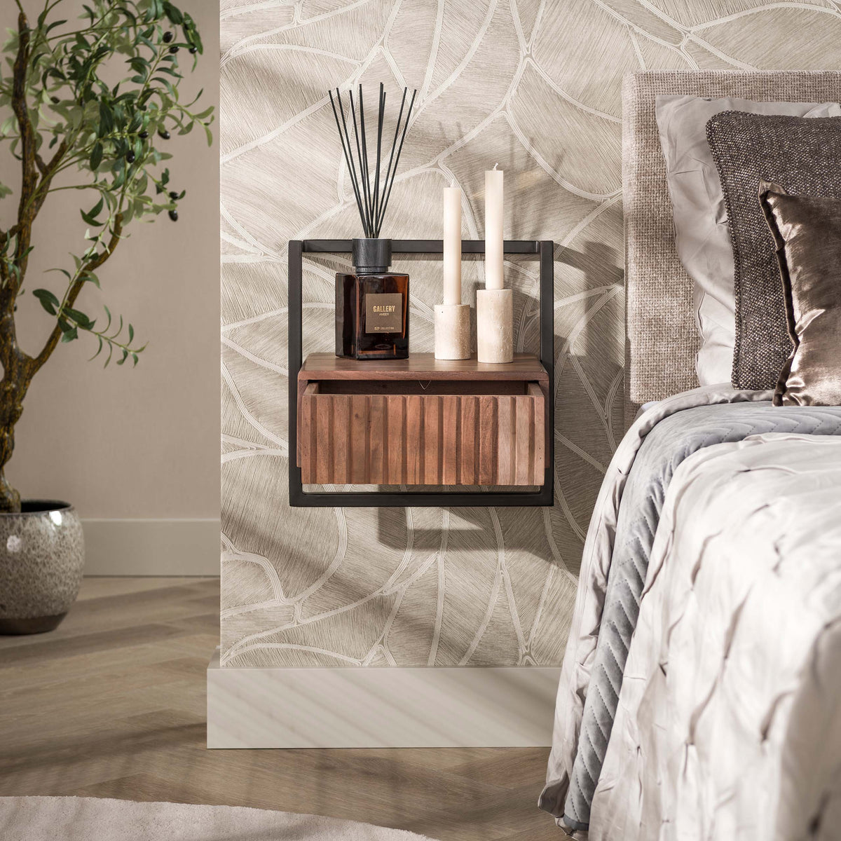 Mesita de noche Linea Flow con 1 cajón / acacia maciza marrón