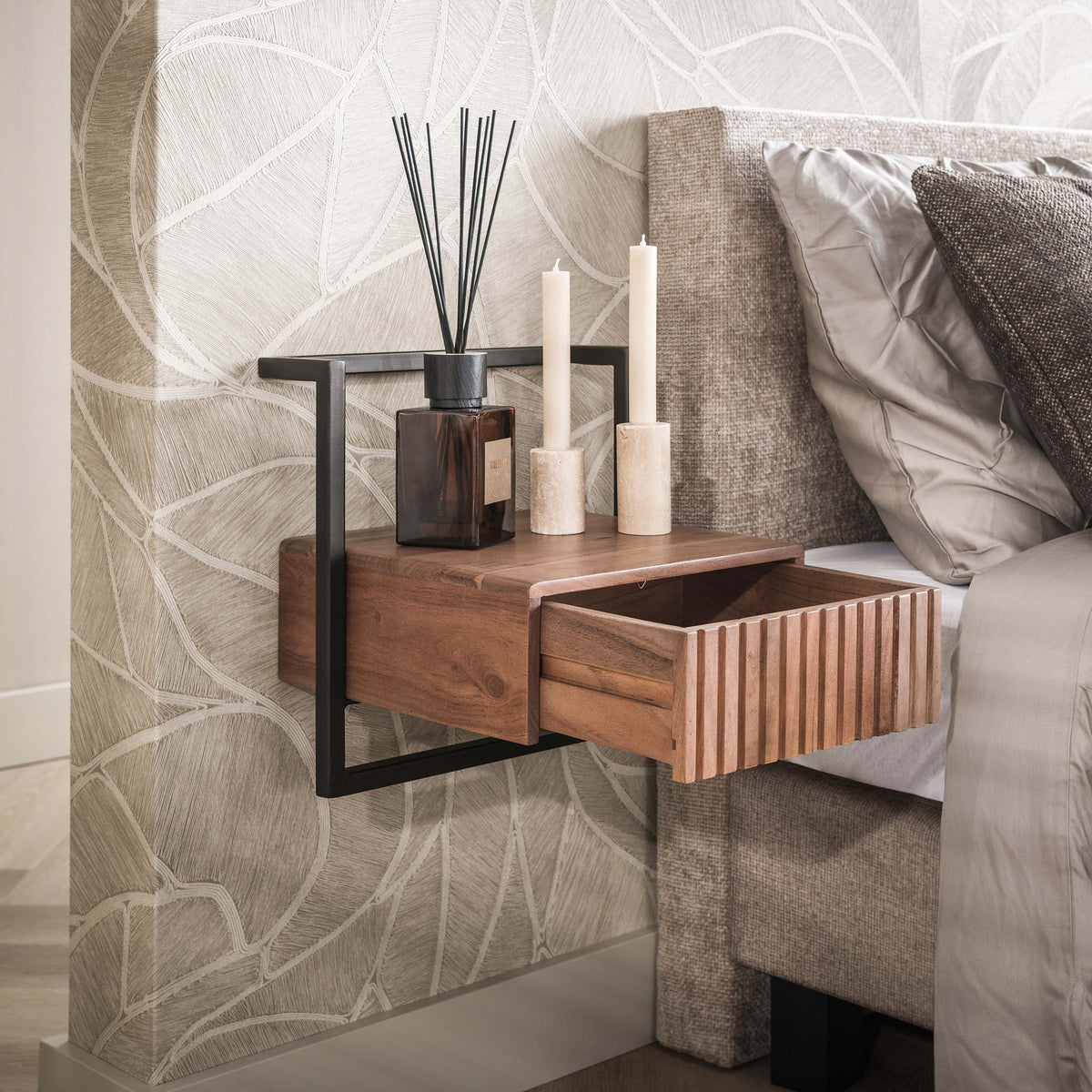 Mesita de noche Linea Flow con 1 cajón / acacia maciza marrón