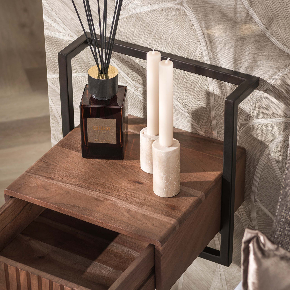 Mesita de noche Linea Flow con 1 cajón / acacia maciza marrón