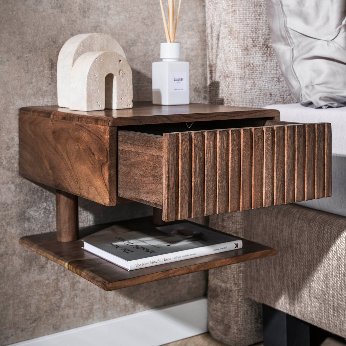 Sängbord Linea Shelve vägghängt med 1 låda / Massiv akacia brun