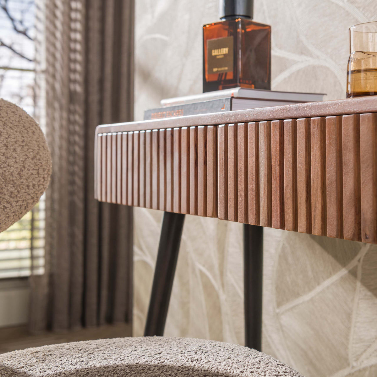 Mesa de recibidor o tocador Linea con 3 cajones / acacia maciza marrón