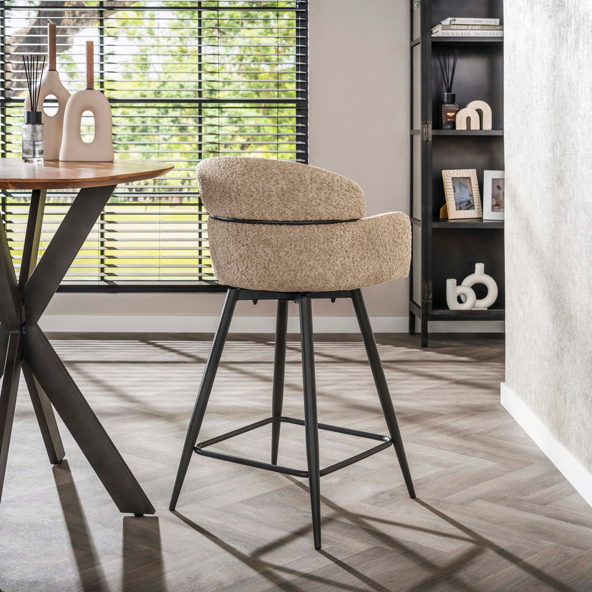 Curved swivel bar stool packed in sets of 2 / Bouclé sand
