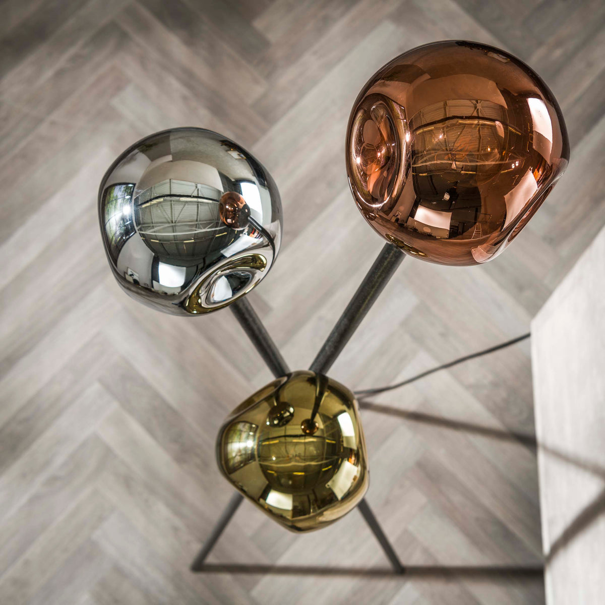 Atom-gulvlampe med 3 lyskilder / Arktis-sort